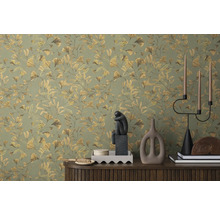 Decoratieve kamer met behang met patroon en decoratieve objecten op een kast