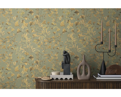 Decoratieve kamer met behang met patroon en decoratieve objecten op een kast