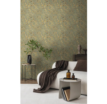 Woonkamer met patroonbehang, bank en bijzettafels