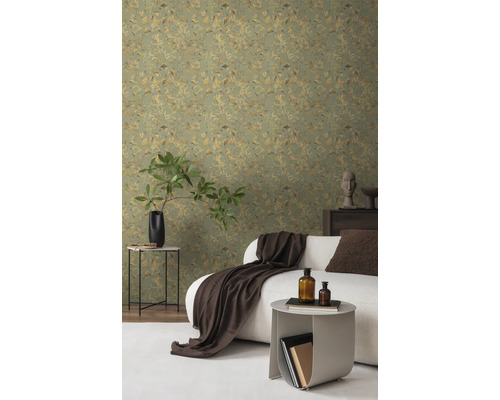 Woonkamer met patroonbehang, bank en bijzettafels