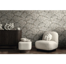 Kamerweergave met patroonbehang, kast, fauteuil en kruk