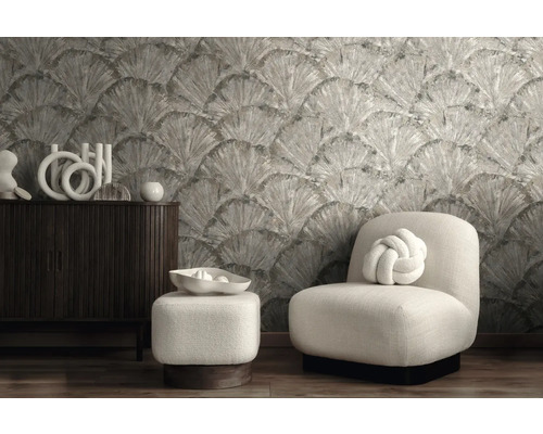 Kamerweergave met patroonbehang, kast, fauteuil en kruk