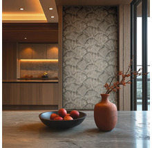 Stijlvol interieur met behang, fruitschaal en vaas voor een gezellige sfeer.