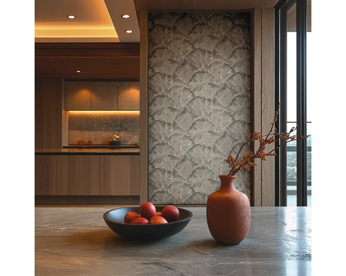 Stijlvol interieur met behang, fruitschaal en vaas voor een gezellige sfeer.