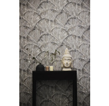 Behang met waaierpatroon, Boeddhabeeld, vaas en kaarsen op een zwarte tafel