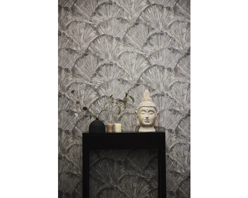 Behang met waaierpatroon, Boeddhabeeld, vaas en kaarsen op een zwarte tafel