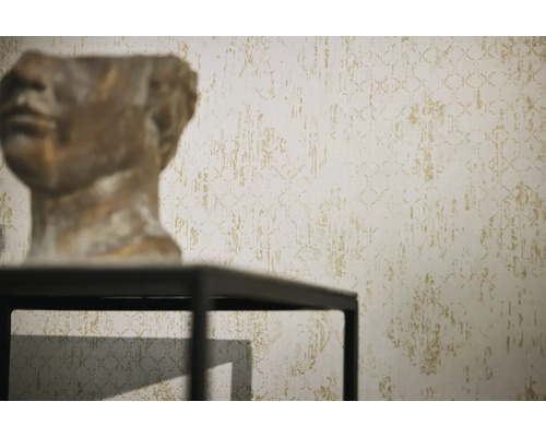 Close-up van een behang met patroon met een decoratief object op de voorgrond.