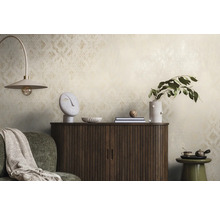 Decoratieve kamer met behang met patroon, houten kast en decoratieve objecten