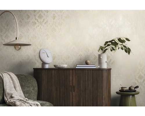 Decoratieve kamer met behang met patroon, houten kast en decoratieve objecten