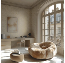 Lichte kamer met bureau, stoel, zitzak en groot raam