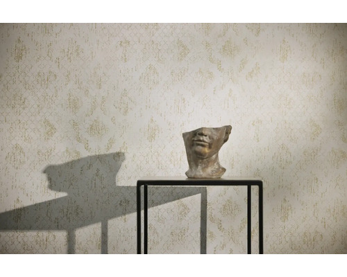 Behang met patroon en een sculptuur op een tafel