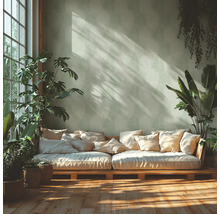 Lichte kamer met palletbank, kussens en kamerplanten