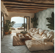 Woonkamer met grote bank, houten balkenplafond en uitzicht op zee