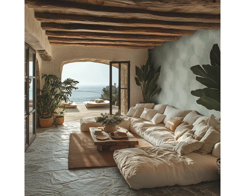 Woonkamer met grote bank, houten balkenplafond en uitzicht op zee