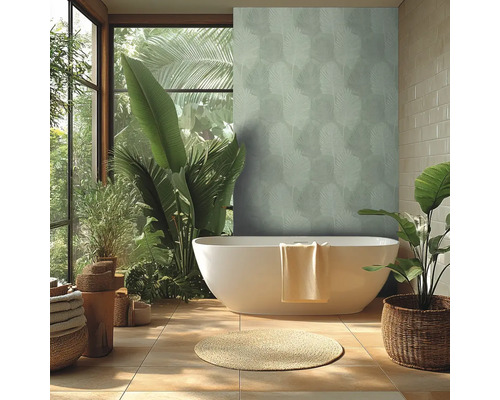 Lichte badkamer met vrijstaand bad, planten en bloementapijt voor een ontspannen sfeer