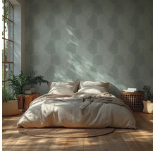 Lichte slaapkamer met patroonbehang, bed, nachtkastjes en planten