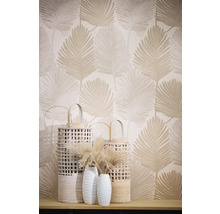 Decoratieve muur met bladerpatroon en windlichten