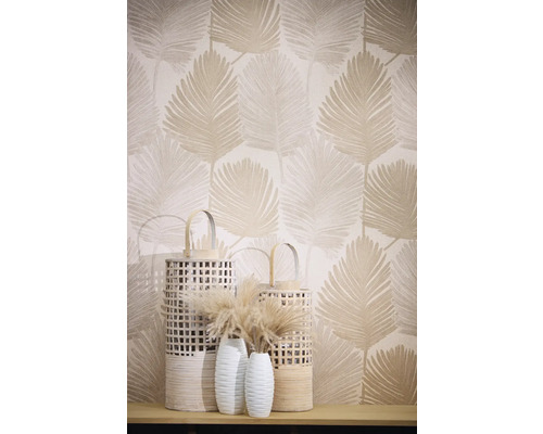 Decoratieve muur met bladerpatroon en windlichten