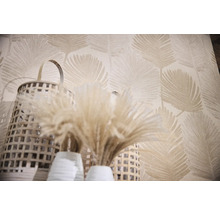 Decoratief behang met bladerpatroon, rieten manden en droogbloemen in witte vazen