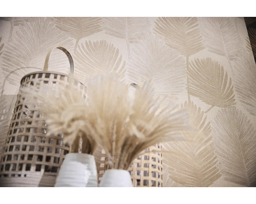 Decoratief behang met bladerpatroon, rieten manden en droogbloemen in witte vazen