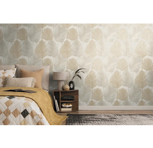 Slaapkamer met bed en een muur met bladerbehang.