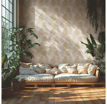 Woonkamer met bank, kamerplanten en patroonbehang