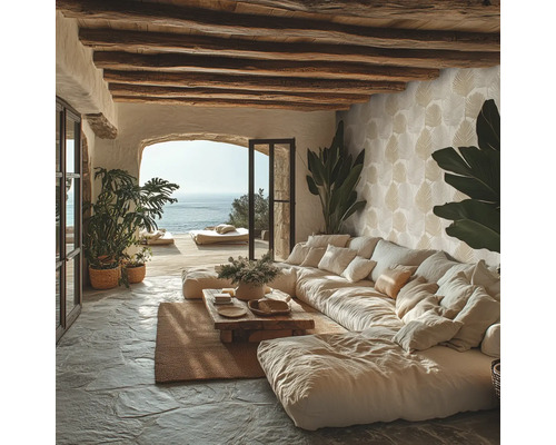 Woonkamer met grote bank, houten balkenplafond en uitzicht op zee