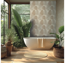 Badkamer met vrijstaand bad, planten en behang met bladerpatroon voor een natuurlijke sfeer