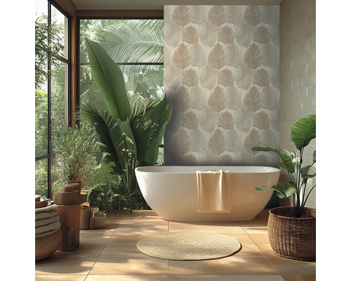 Badkamer met vrijstaand bad, planten en behang met bladerpatroon voor een natuurlijke sfeer