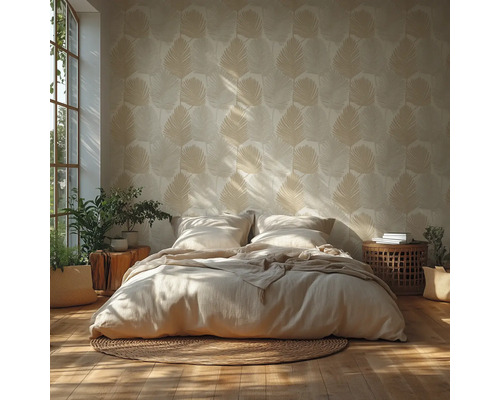 Slaapkamer met bed en behang met bladmotief