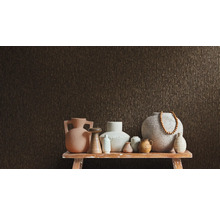 Verschillende vazen op een tafel voor een gestructureerde wand