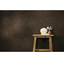 Behang met verticale structuur op een muur