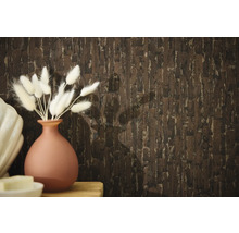 Decoratieve wandbekleding met een behang in steenlook en een vaas met siergras