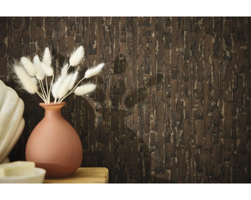 Decoratieve wandbekleding met een behang in steenlook en een vaas met siergras