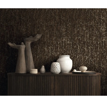 Decoratieve wandbekleding met donker textuurbehang, gecombineerd met moderne woonaccessoires op een houten commode.