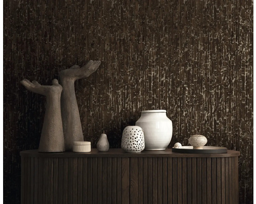 Decoratieve wandbekleding met donker textuurbehang, gecombineerd met moderne woonaccessoires op een houten commode.