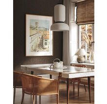 Eetkamer met eettafel, stoelen, hanglamp en decoratie