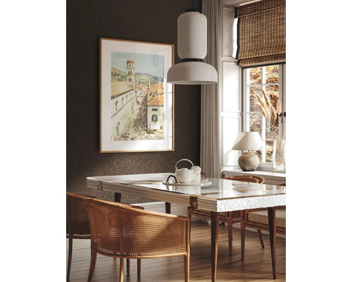 Eetkamer met eettafel, stoelen, hanglamp en decoratie