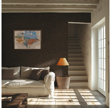 Woonkamer met bruin structuurbehang, bank en trap