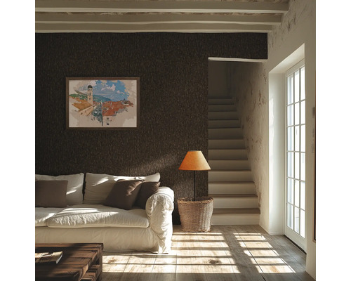 Woonkamer met bruin structuurbehang, bank en trap