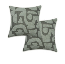 Twee decoratieve kussens met geometrisch patroon