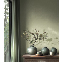 Decoratieve vazen en schalen op een houten kast naast een raam