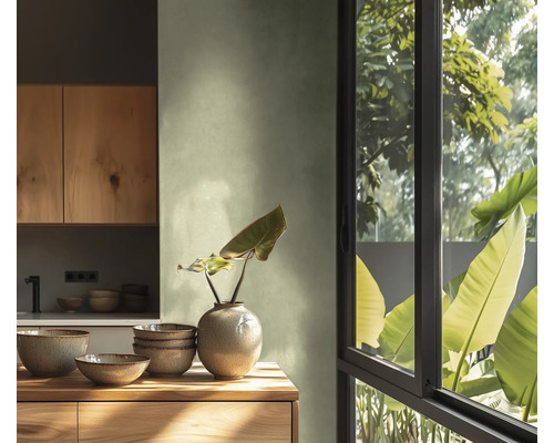 Lichte keuken met houten elementen, servies en raam met uitzicht op groen