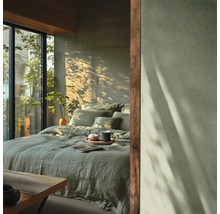 Slaapkamer met beddengoed, kussens, drankje en natuurlijk licht