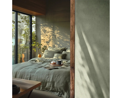 Slaapkamer met beddengoed, kussens, drankje en natuurlijk licht