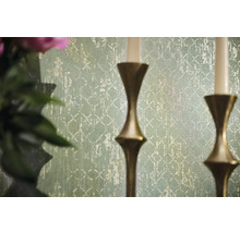 Close-up van een gedessineerd behang met kandelaars