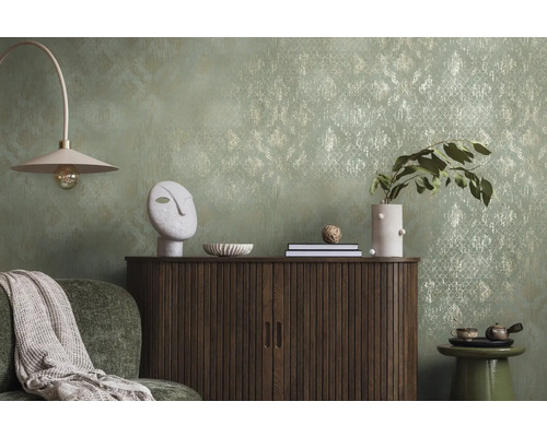 Decoratieve woonkamer met dressoir, lamp en accessoires voor een patroonbehang