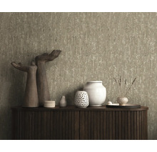 Decoratief behang met abstract patroon op een wand boven een kast met decoratieve objecten