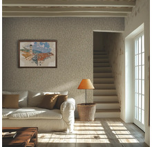 Woonkamer met bank, schilderij en trap