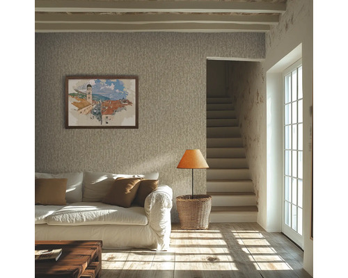 Woonkamer met bank, schilderij en trap